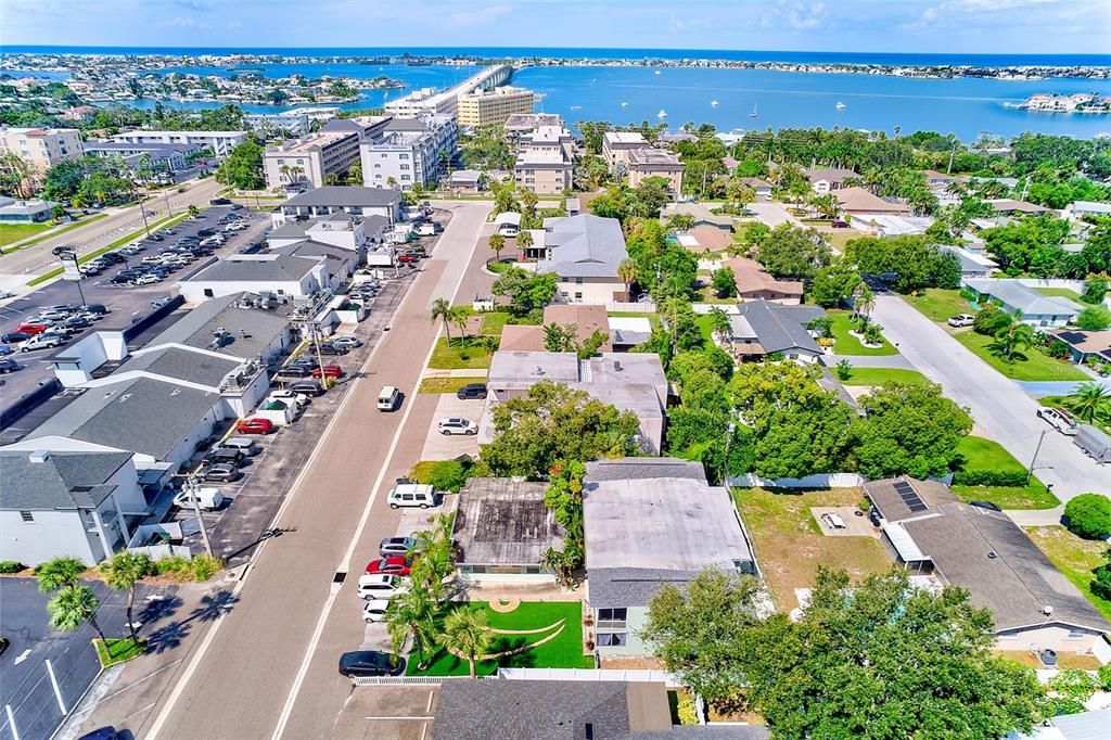 Active With Contract: $1,595 (2 beds, 1 baths, 840 Square Feet)