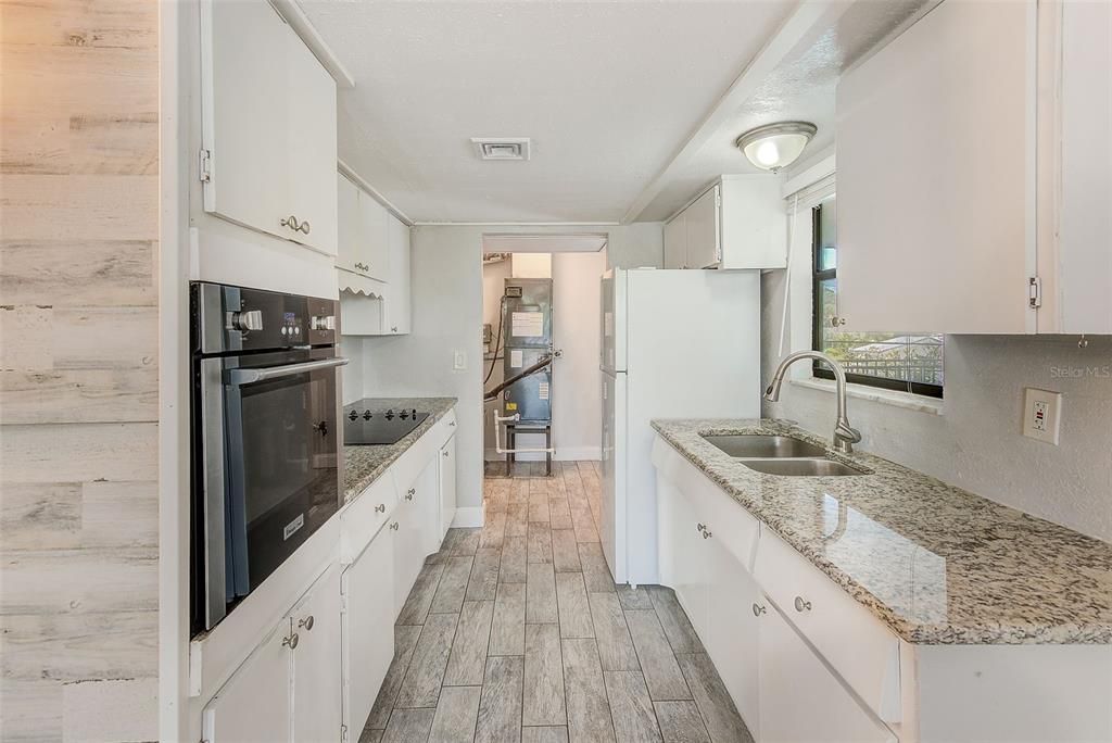 Active With Contract: $1,595 (2 beds, 1 baths, 840 Square Feet)