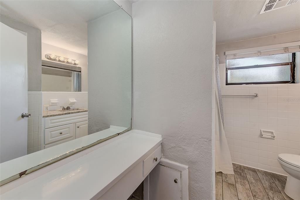 Active With Contract: $1,595 (2 beds, 1 baths, 840 Square Feet)