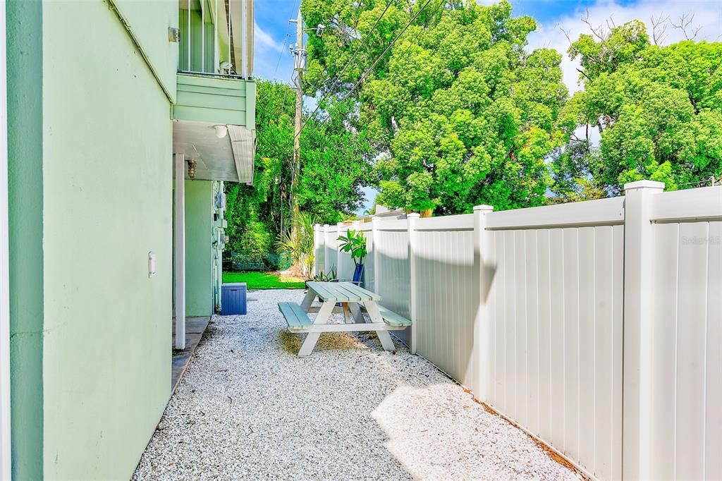 Active With Contract: $1,595 (2 beds, 1 baths, 840 Square Feet)