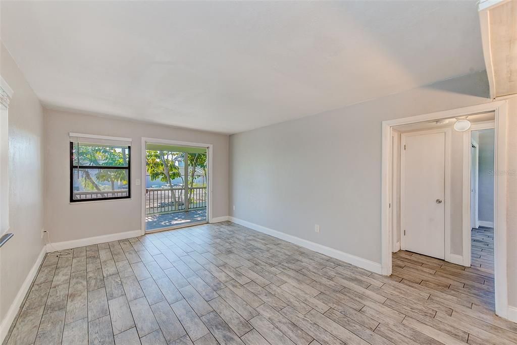 Active With Contract: $1,595 (2 beds, 1 baths, 840 Square Feet)