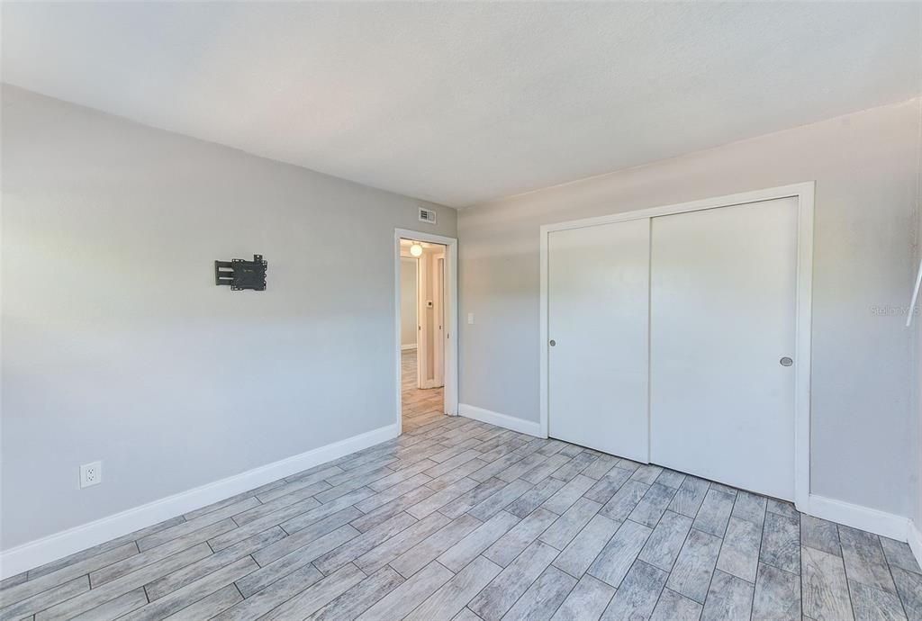 Active With Contract: $1,595 (2 beds, 1 baths, 840 Square Feet)