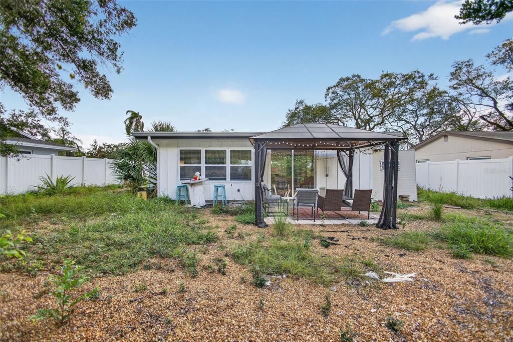 Activo con contrato: $2,300 (2 camas, 2 baños, 713 Pies cuadrados)