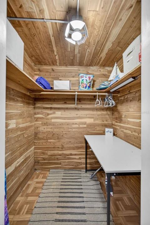 Activo con contrato: $2,300 (2 camas, 2 baños, 713 Pies cuadrados)