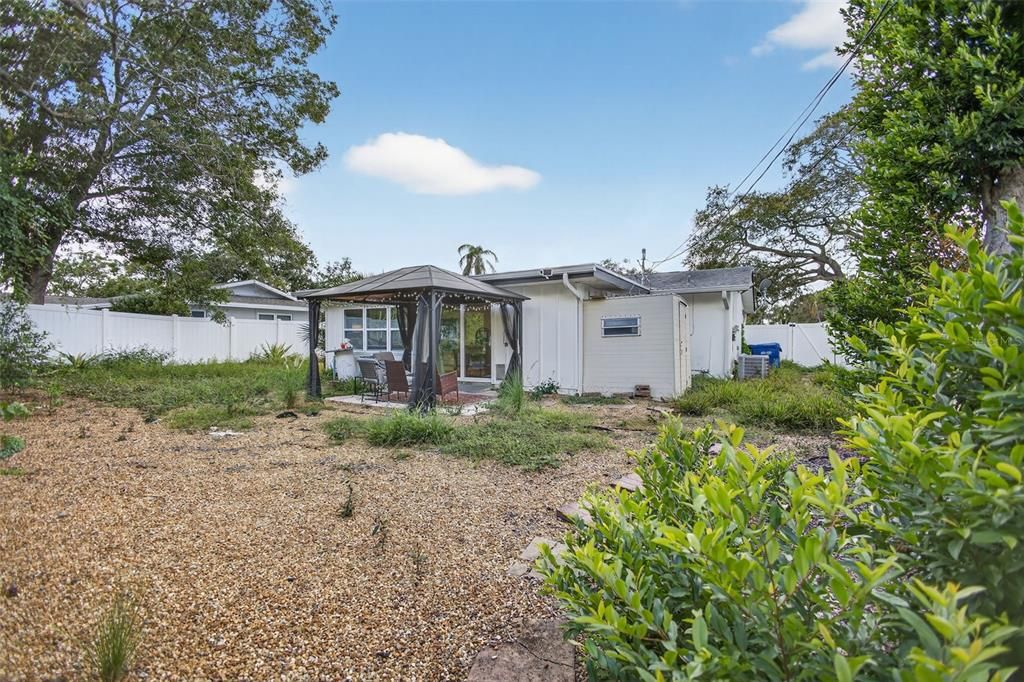 Activo con contrato: $2,300 (2 camas, 2 baños, 713 Pies cuadrados)