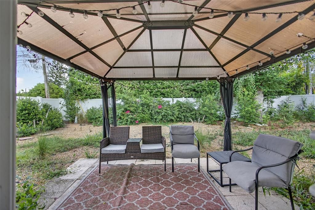 Activo con contrato: $2,300 (2 camas, 2 baños, 713 Pies cuadrados)