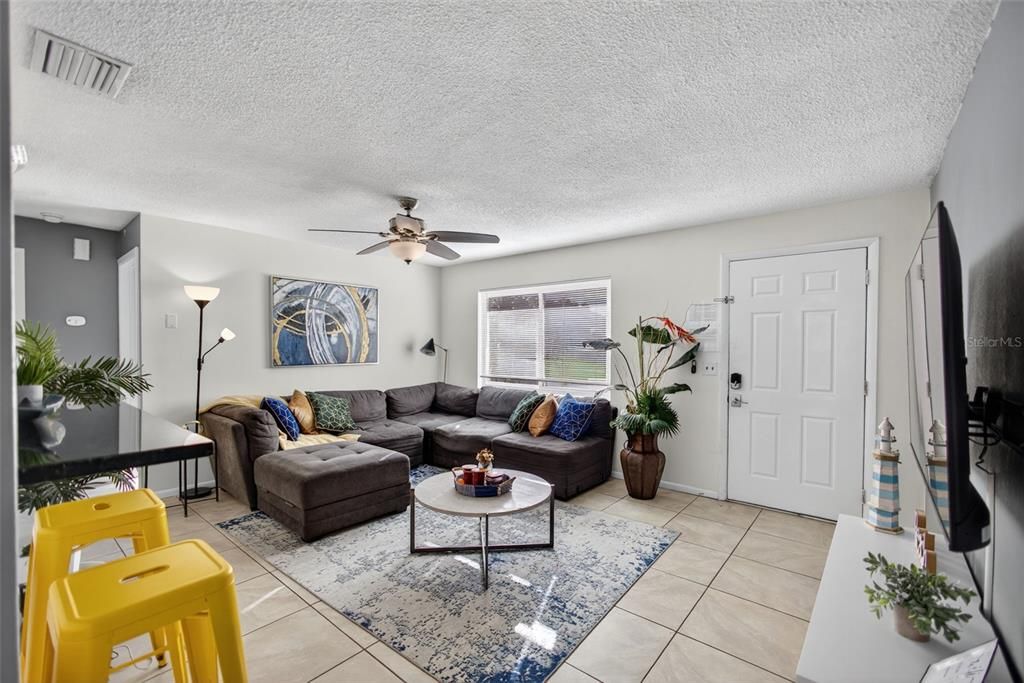 Activo con contrato: $2,300 (2 camas, 2 baños, 713 Pies cuadrados)