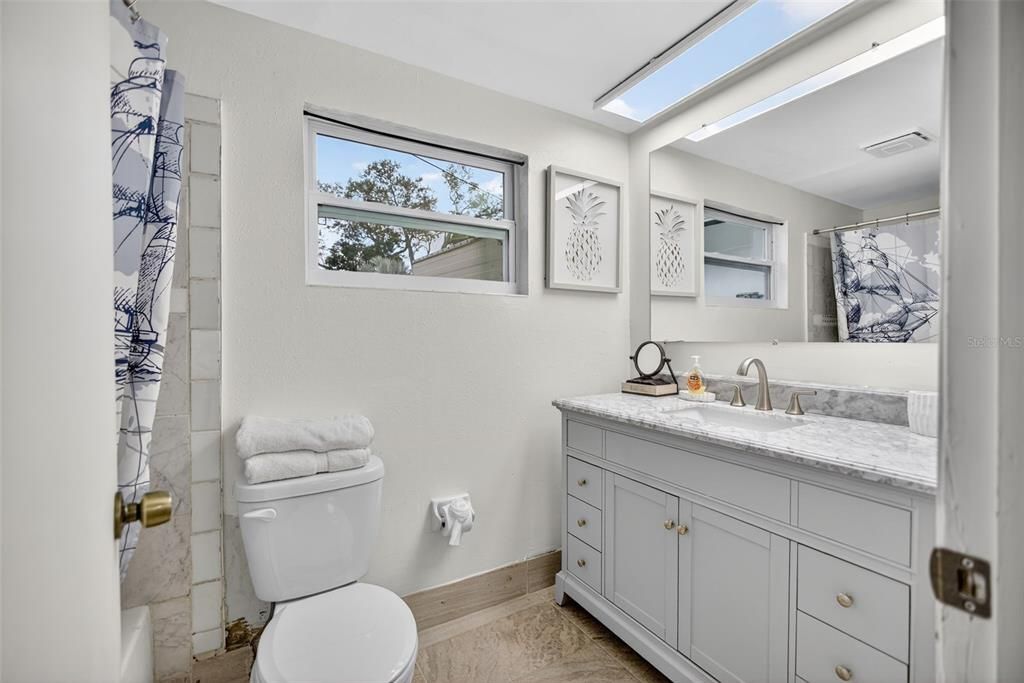 Activo con contrato: $2,300 (2 camas, 2 baños, 713 Pies cuadrados)