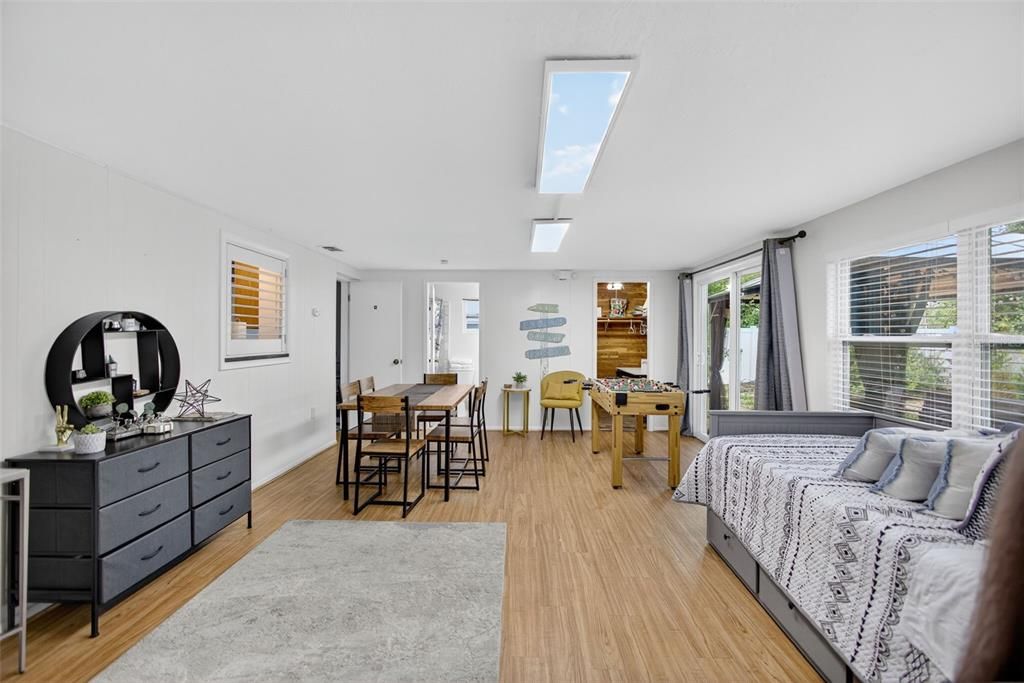 Activo con contrato: $2,300 (2 camas, 2 baños, 713 Pies cuadrados)