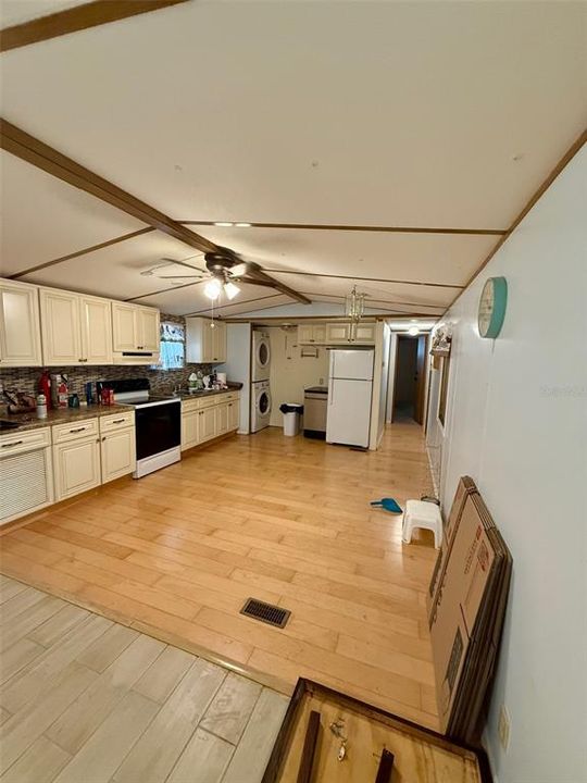 For Sale: $150,000 (2 beds, 2 baths, 924 Square Feet)