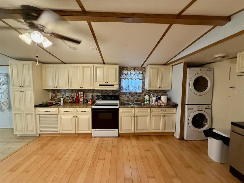 For Sale: $150,000 (2 beds, 2 baths, 924 Square Feet)