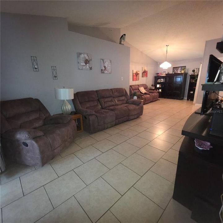 合同活跃: $315,000 (3 贝兹, 2 浴室, 1583 平方英尺)