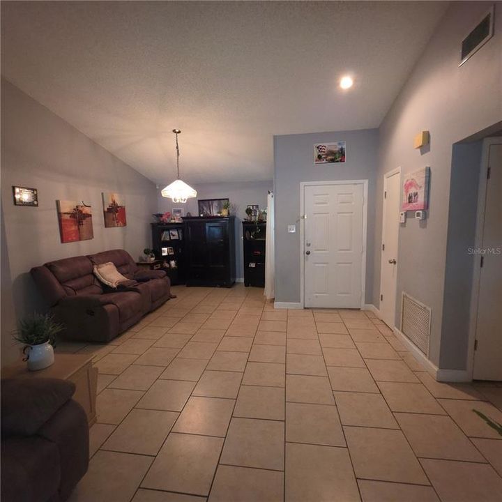 合同活跃: $315,000 (3 贝兹, 2 浴室, 1583 平方英尺)