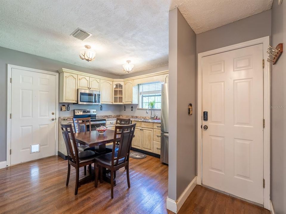 For Sale: $220,000 (2 beds, 2 baths, 1072 Square Feet)