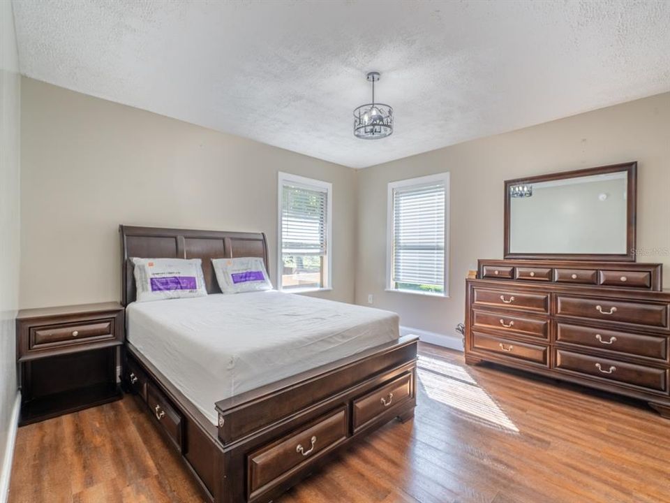 For Sale: $220,000 (2 beds, 2 baths, 1072 Square Feet)