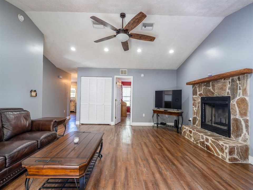 For Sale: $220,000 (2 beds, 2 baths, 1072 Square Feet)