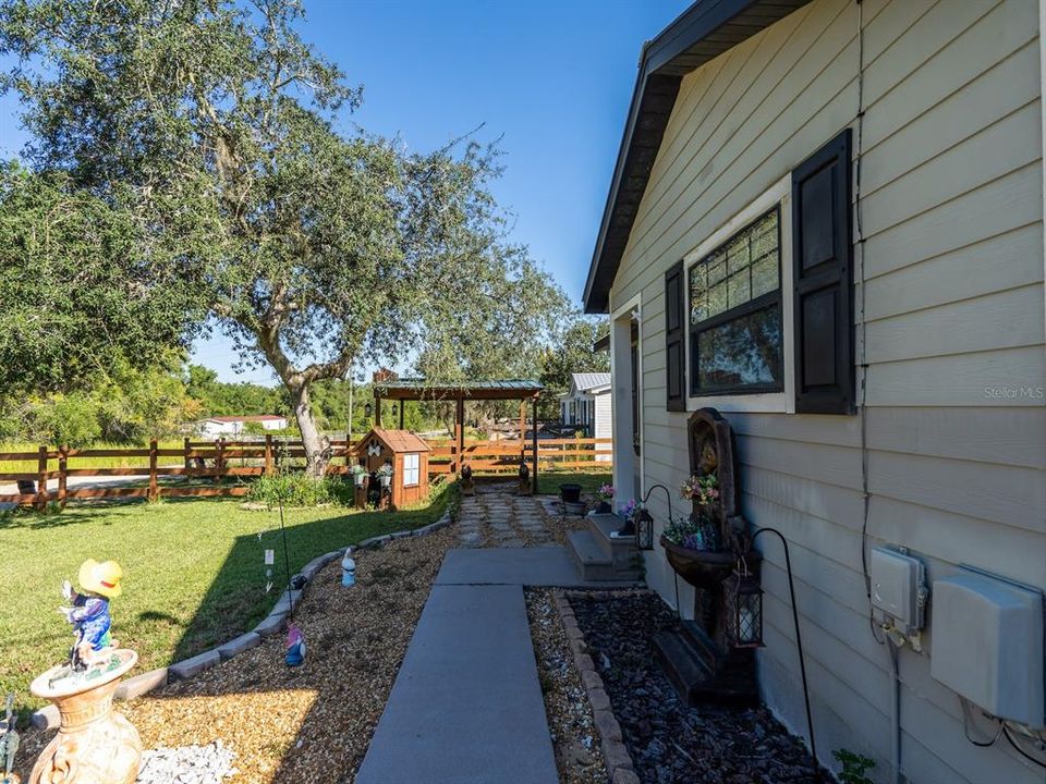 For Sale: $220,000 (2 beds, 2 baths, 1072 Square Feet)