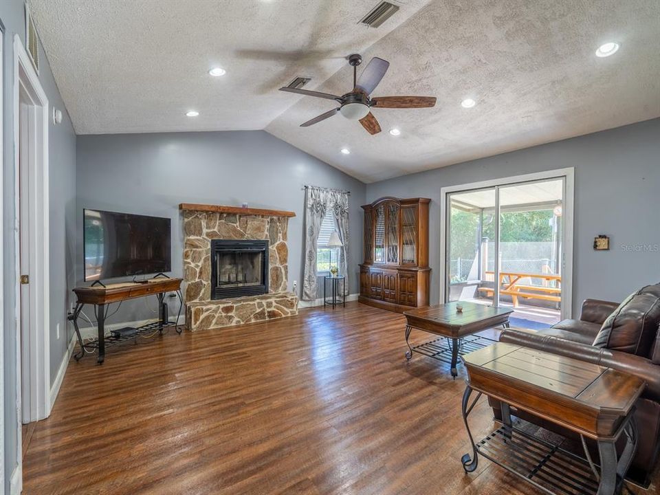 For Sale: $220,000 (2 beds, 2 baths, 1072 Square Feet)