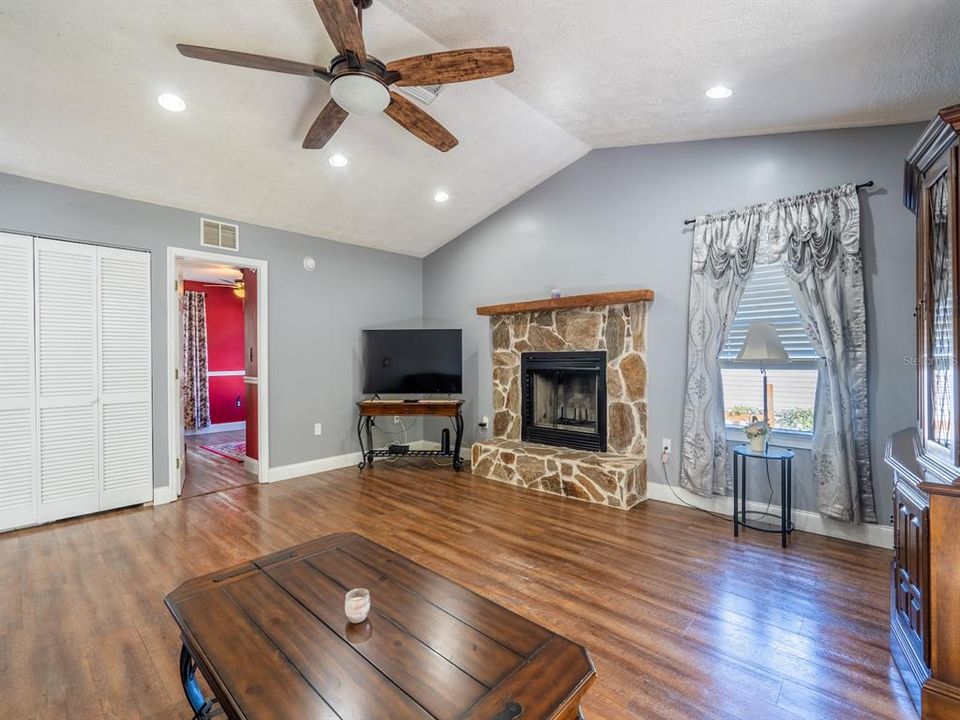 For Sale: $220,000 (2 beds, 2 baths, 1072 Square Feet)