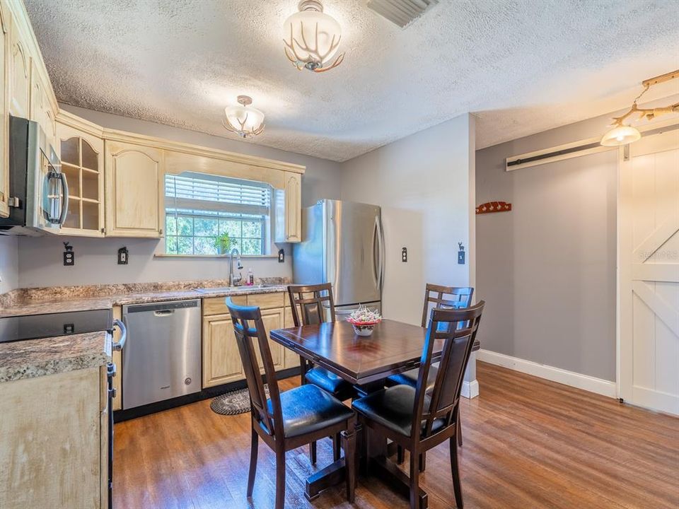 For Sale: $220,000 (2 beds, 2 baths, 1072 Square Feet)