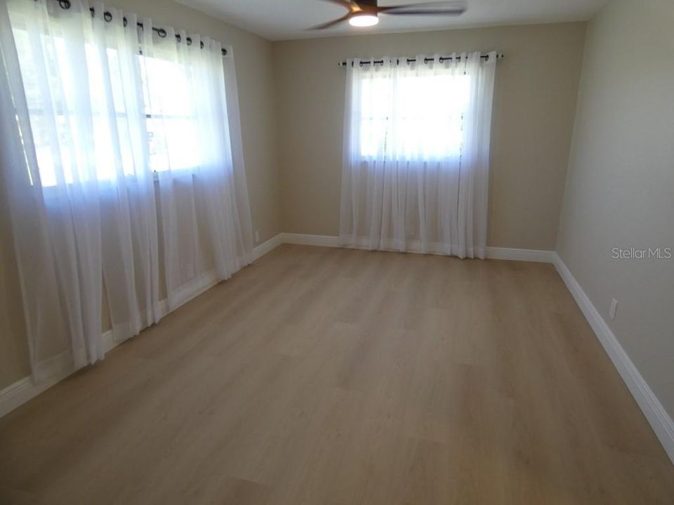 Под контрактом: $235,000 (2 спален, 2 ванн, 1000 Квадратных фут)