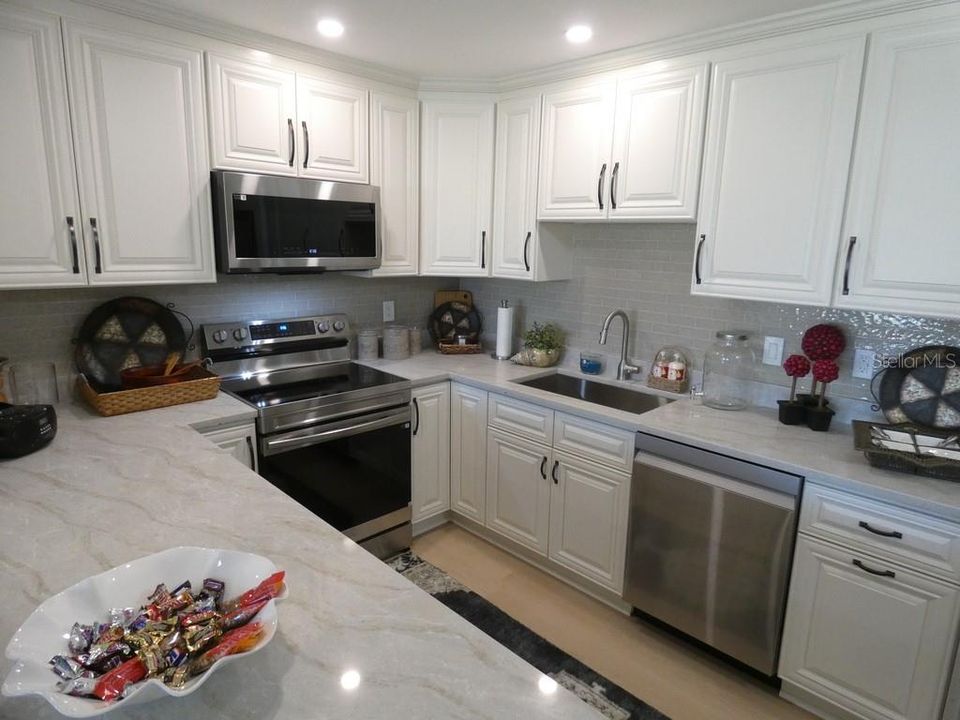 Под контрактом: $235,000 (2 спален, 2 ванн, 1000 Квадратных фут)