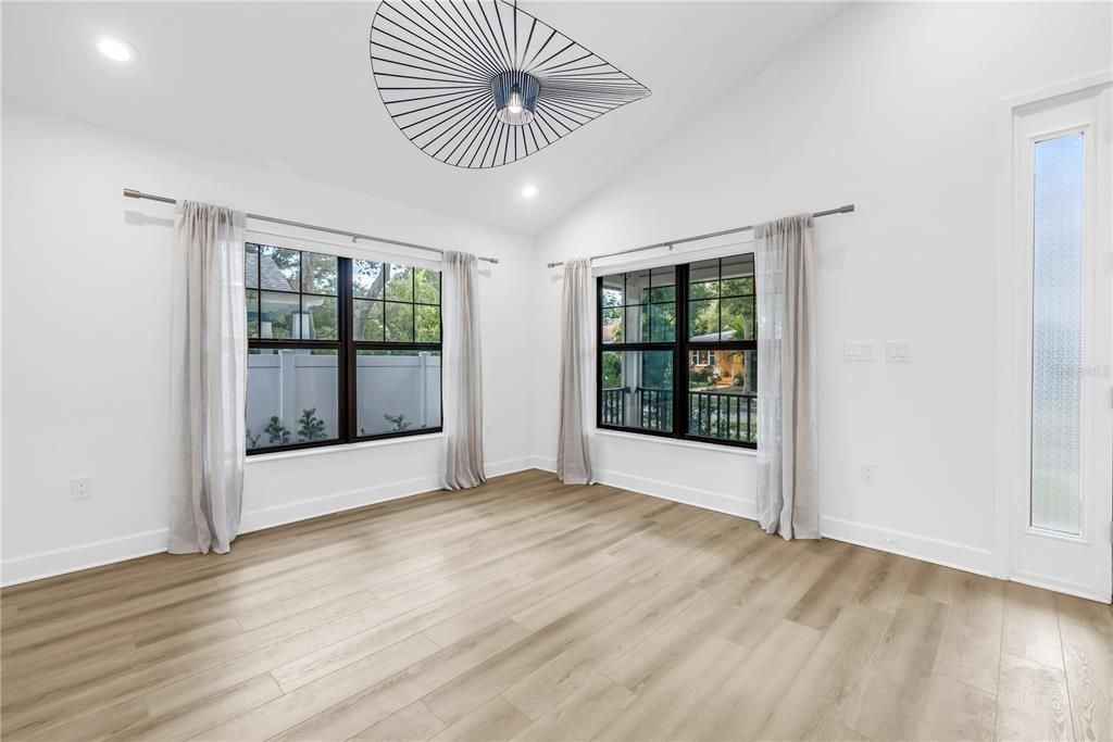 合同活跃: $749,000 (3 贝兹, 2 浴室, 1870 平方英尺)