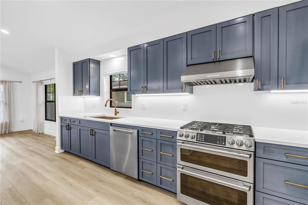 合同活跃: $749,000 (3 贝兹, 2 浴室, 1870 平方英尺)