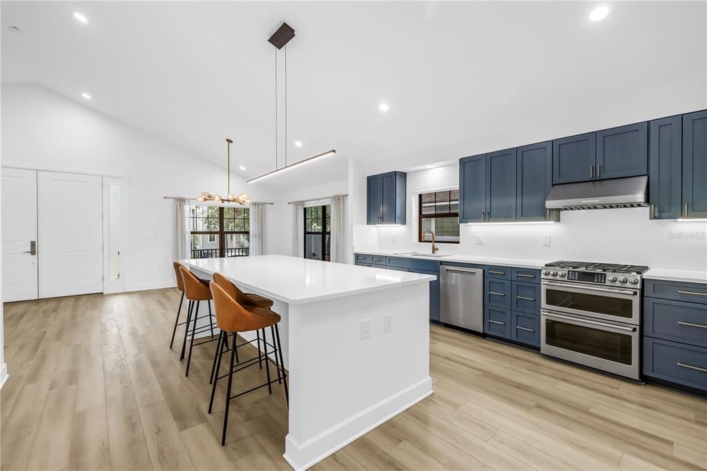 合同活跃: $749,000 (3 贝兹, 2 浴室, 1870 平方英尺)