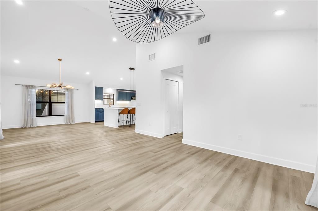 合同活跃: $749,000 (3 贝兹, 2 浴室, 1870 平方英尺)