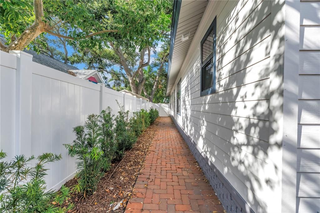 合同活跃: $749,000 (3 贝兹, 2 浴室, 1870 平方英尺)