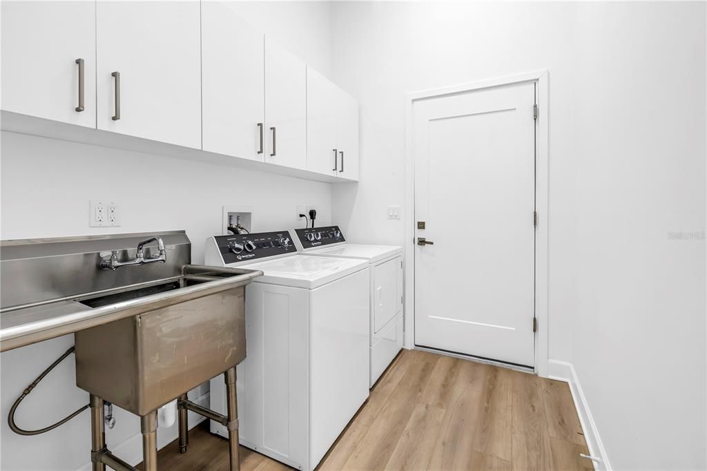 合同活跃: $749,000 (3 贝兹, 2 浴室, 1870 平方英尺)