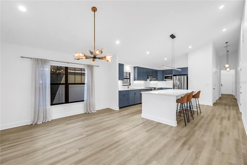 合同活跃: $749,000 (3 贝兹, 2 浴室, 1870 平方英尺)