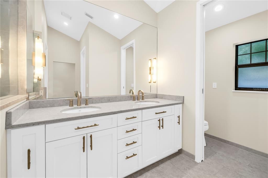 合同活跃: $749,000 (3 贝兹, 2 浴室, 1870 平方英尺)