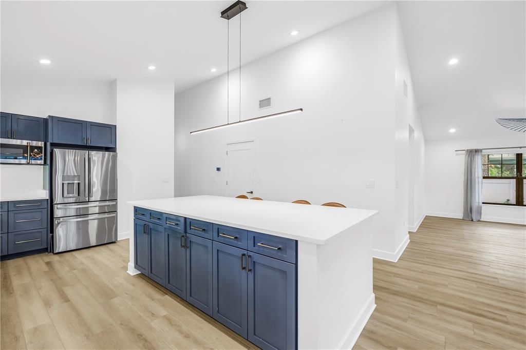 合同活跃: $749,000 (3 贝兹, 2 浴室, 1870 平方英尺)