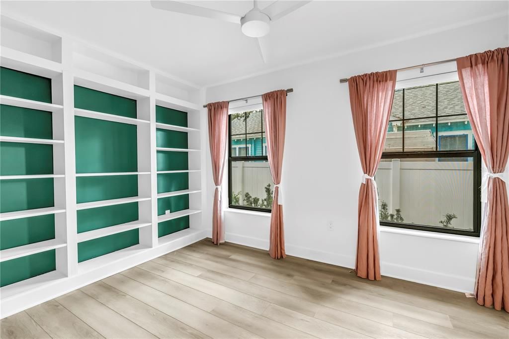 合同活跃: $749,000 (3 贝兹, 2 浴室, 1870 平方英尺)