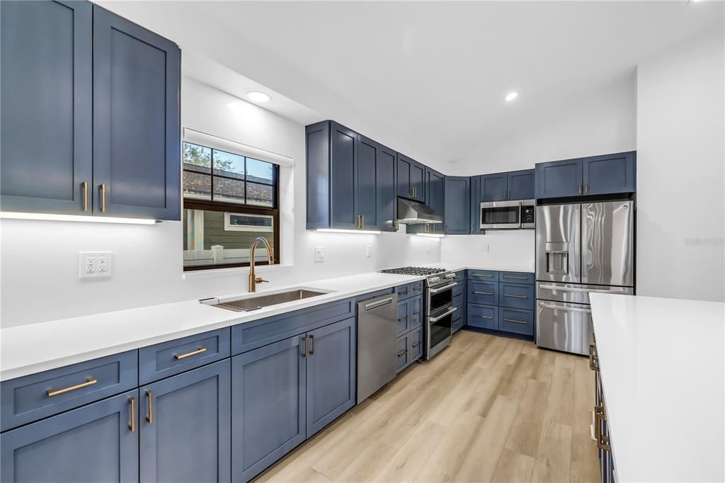 合同活跃: $749,000 (3 贝兹, 2 浴室, 1870 平方英尺)