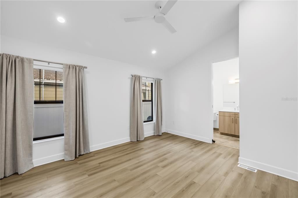 合同活跃: $749,000 (3 贝兹, 2 浴室, 1870 平方英尺)