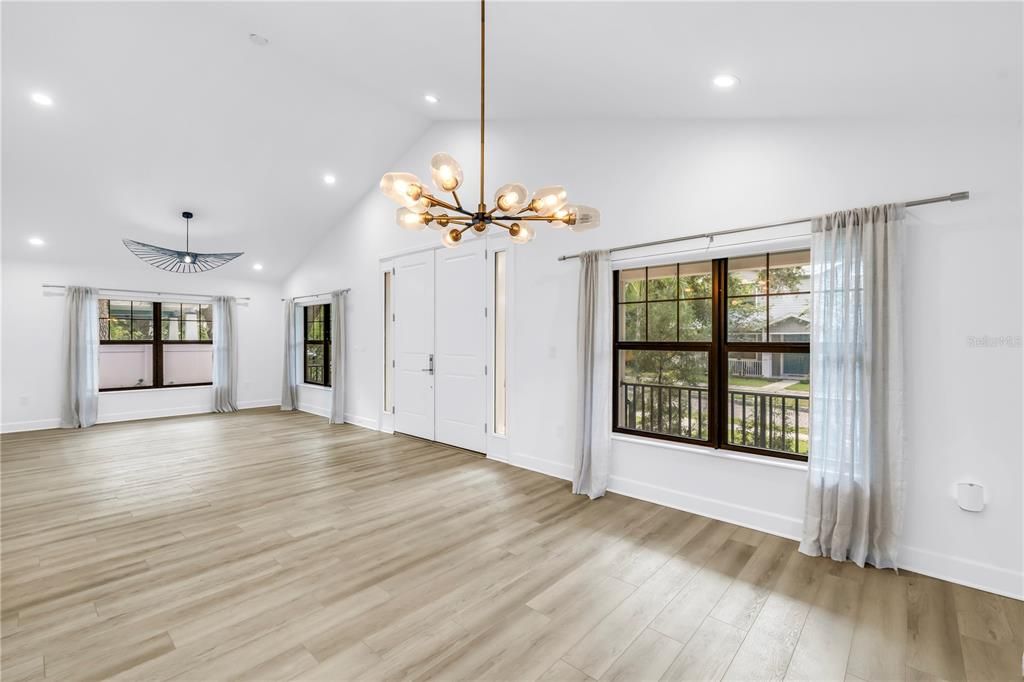 合同活跃: $749,000 (3 贝兹, 2 浴室, 1870 平方英尺)