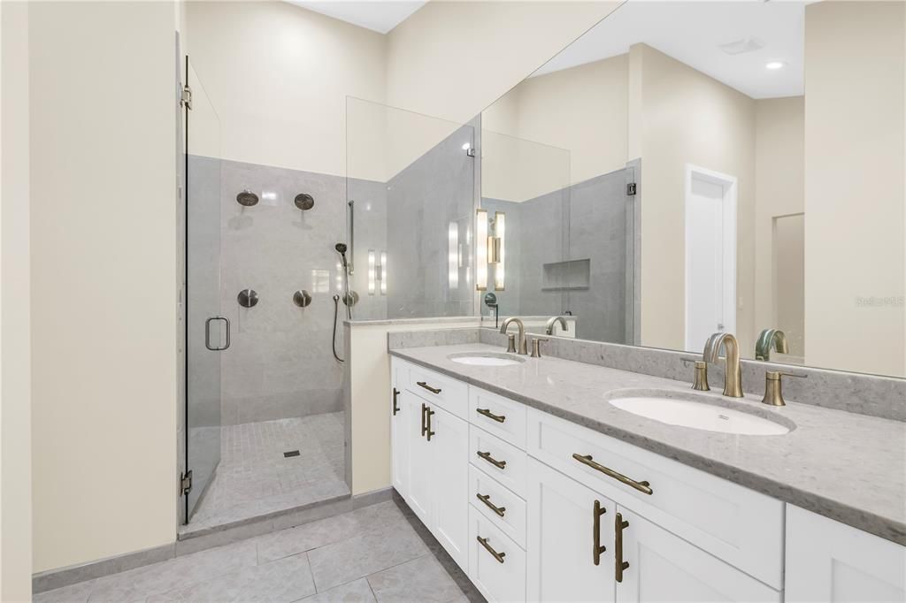 合同活跃: $749,000 (3 贝兹, 2 浴室, 1870 平方英尺)