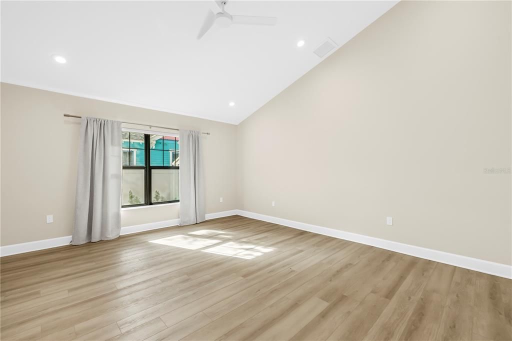 合同活跃: $749,000 (3 贝兹, 2 浴室, 1870 平方英尺)