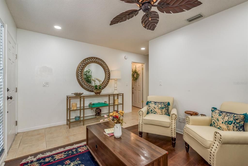 合同活跃: $299,000 (2 贝兹, 2 浴室, 1234 平方英尺)