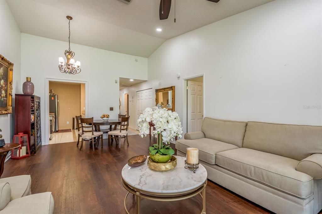 合同活跃: $299,000 (2 贝兹, 2 浴室, 1234 平方英尺)