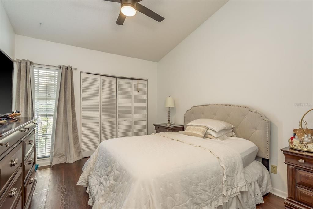 合同活跃: $299,000 (2 贝兹, 2 浴室, 1234 平方英尺)