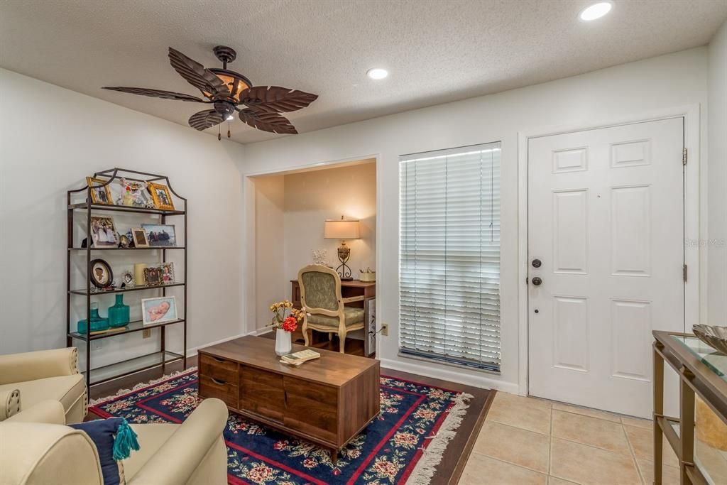 合同活跃: $299,000 (2 贝兹, 2 浴室, 1234 平方英尺)