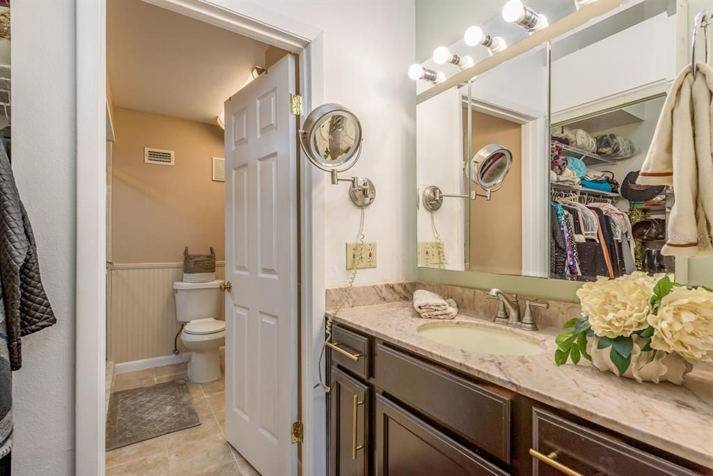 合同活跃: $299,000 (2 贝兹, 2 浴室, 1234 平方英尺)