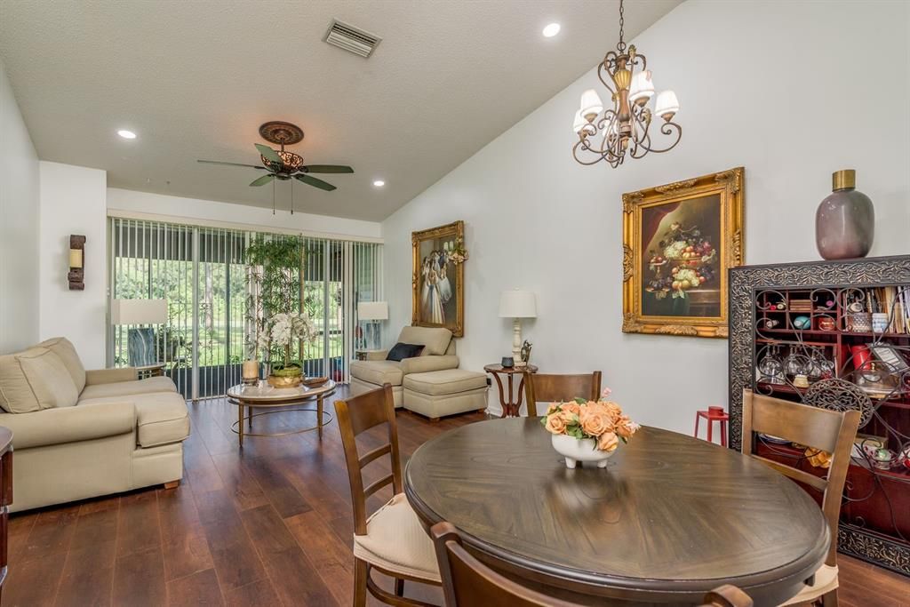 合同活跃: $299,000 (2 贝兹, 2 浴室, 1234 平方英尺)