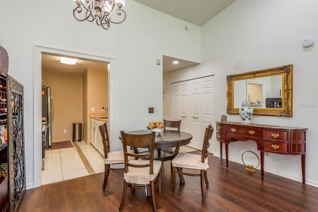 合同活跃: $299,000 (2 贝兹, 2 浴室, 1234 平方英尺)