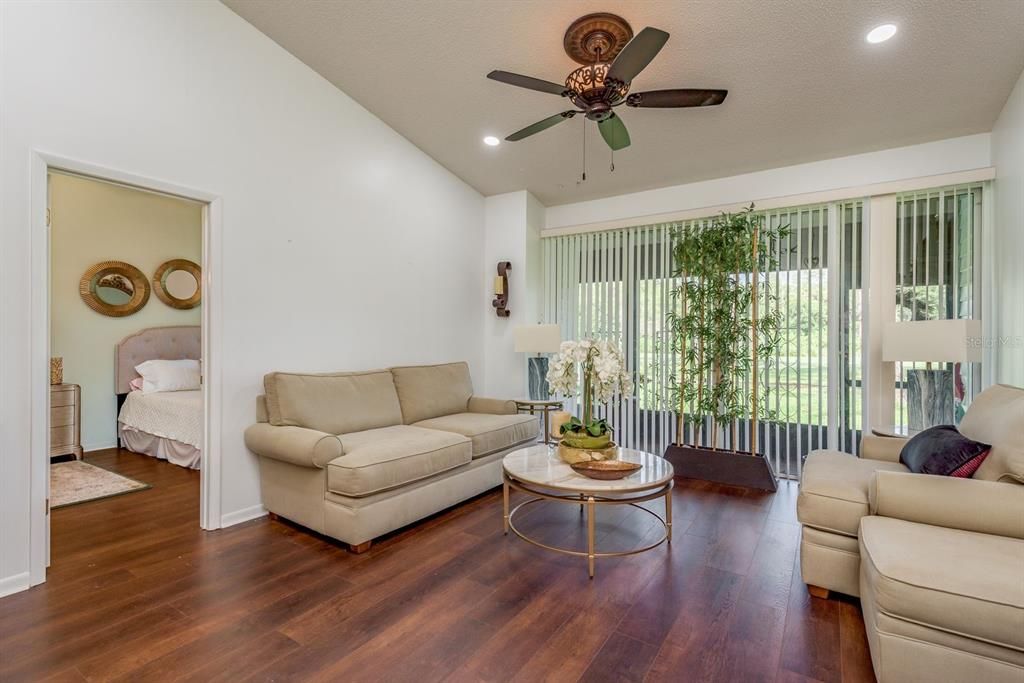 合同活跃: $299,000 (2 贝兹, 2 浴室, 1234 平方英尺)