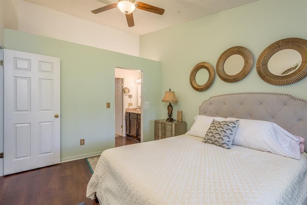 合同活跃: $299,000 (2 贝兹, 2 浴室, 1234 平方英尺)